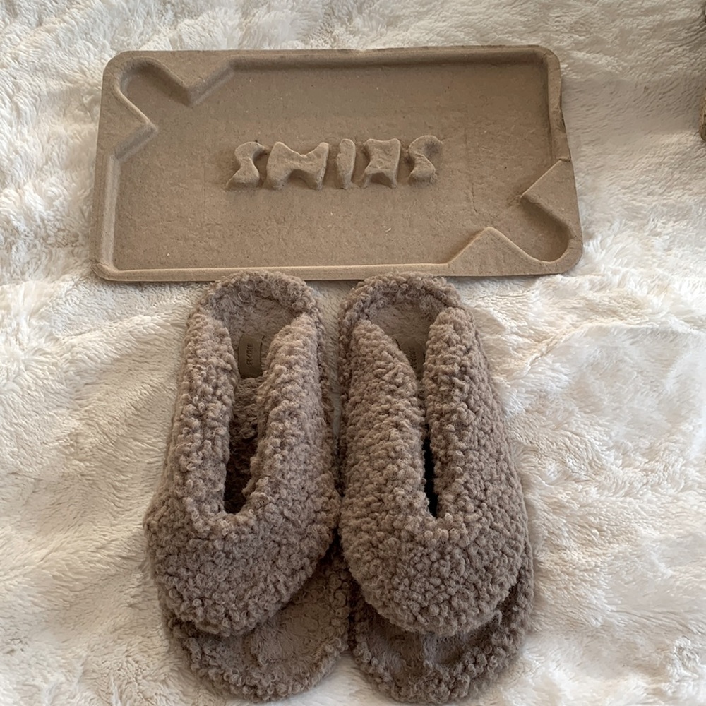 Skims 39 M size 8 slippers